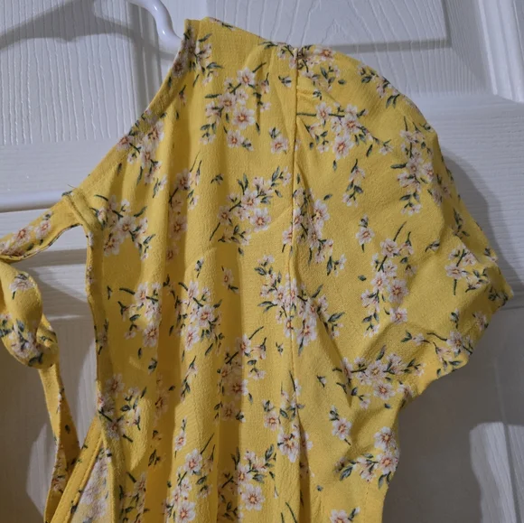 American Eagle Wrap Front Open Back Romper, Yellow Floral Print, Tie Waist, EUC! - Picture 12 of 15